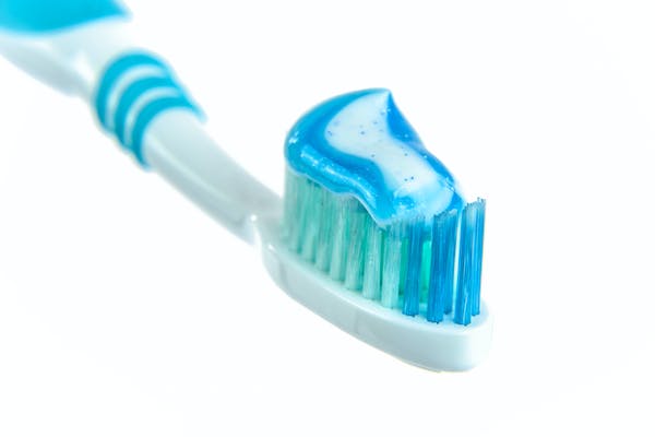 歯磨き粉の付いた歯ブラシ